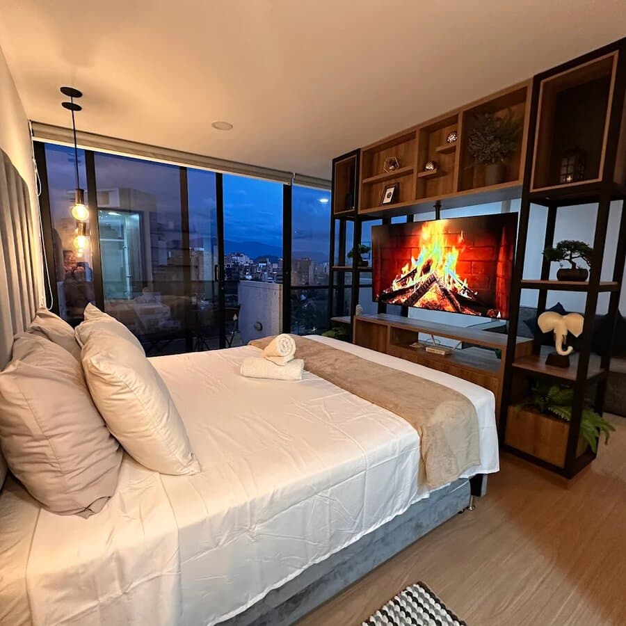 Recovery suite with panoramic views of Medellín skyline